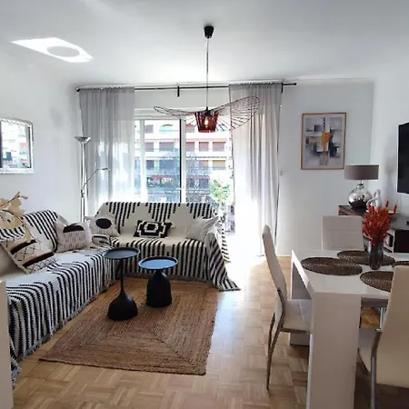 Cosy Vertigo Behind The Martinez Διαμέρισμα *